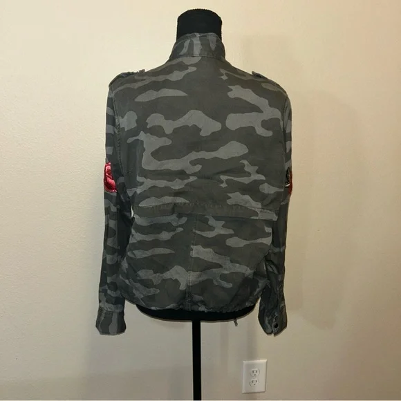 Rails Size Medium Women's Gray Camouflage Jacket with Red Rose Patches - Picture 4 of 9